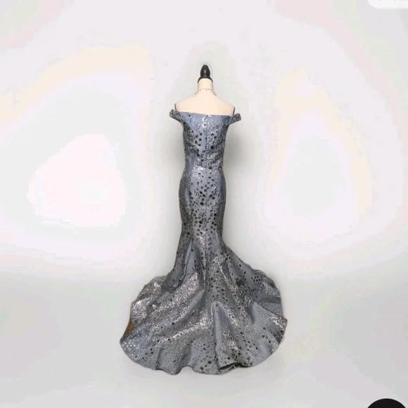 Sparkling off-the-shoulder seamed mermaid gown designed by Mac Duggal - Picture 6 of 14